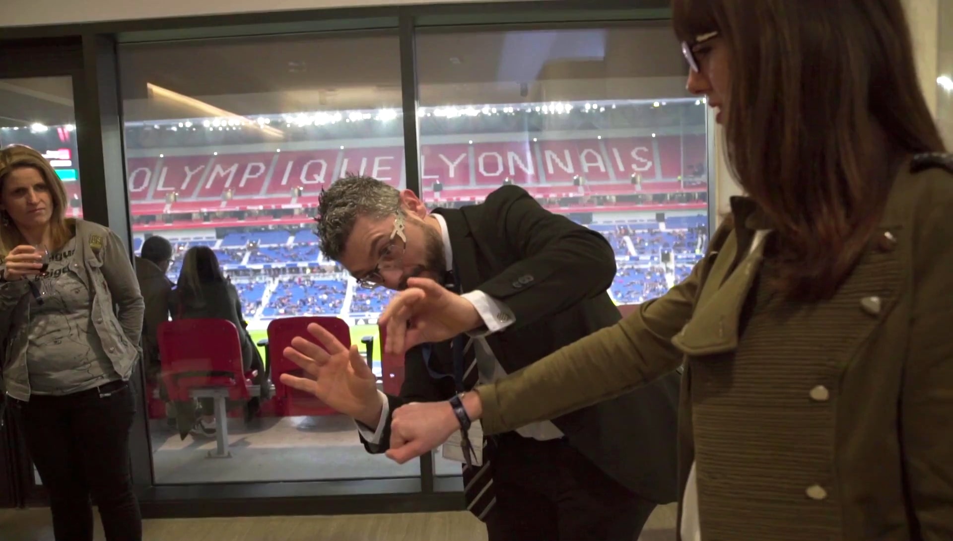 Animation magie de close-up dans les loges et les salons de l'olympique Lyonnais l'OL au Groupama stadium à Lyon