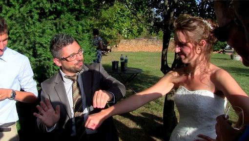 Illusionniste captivant les invités lors d'un mariage