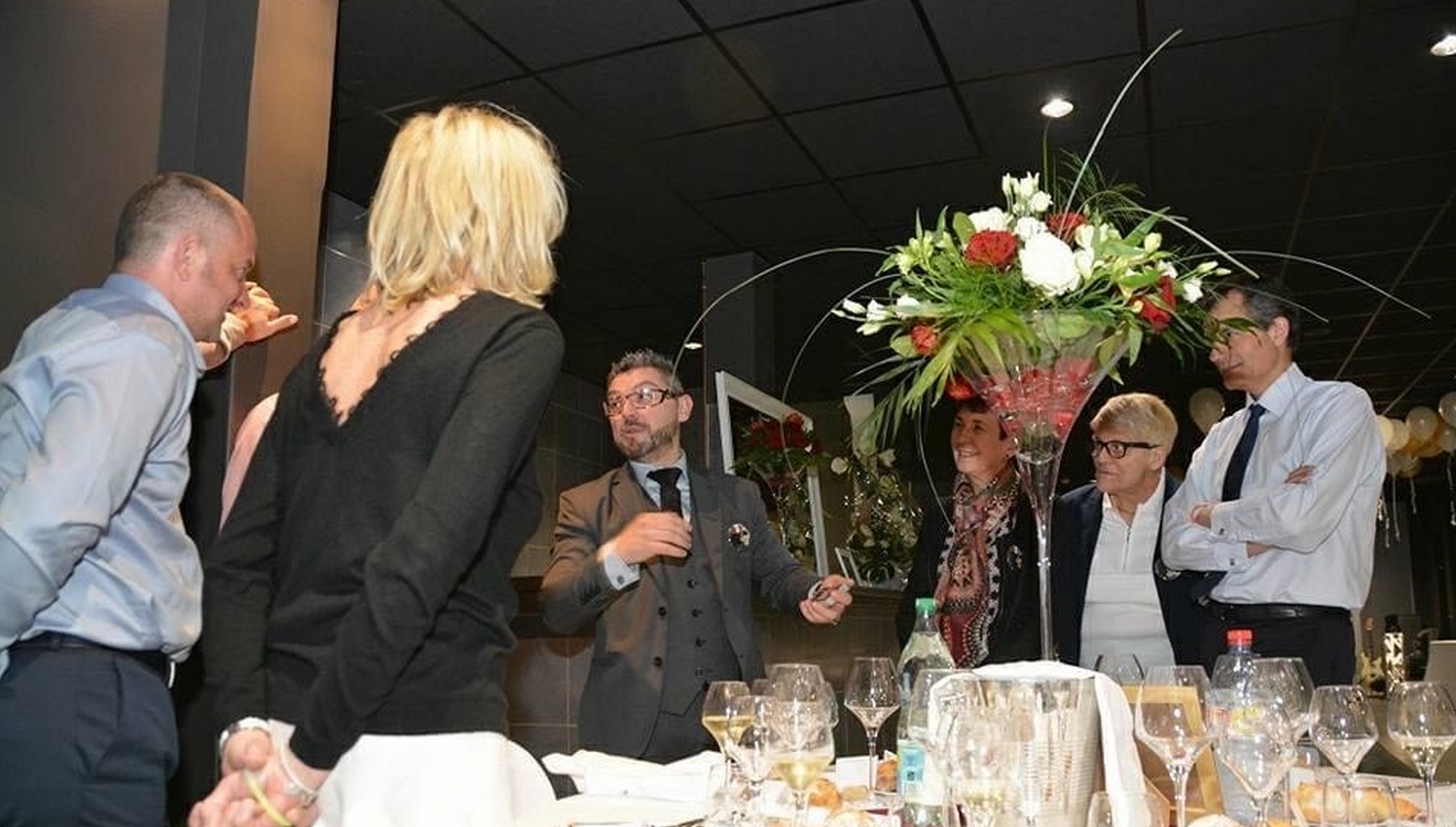 Calix, magicien close-up, présente un tour de cartes aux invités d'une soirée d'entreprise