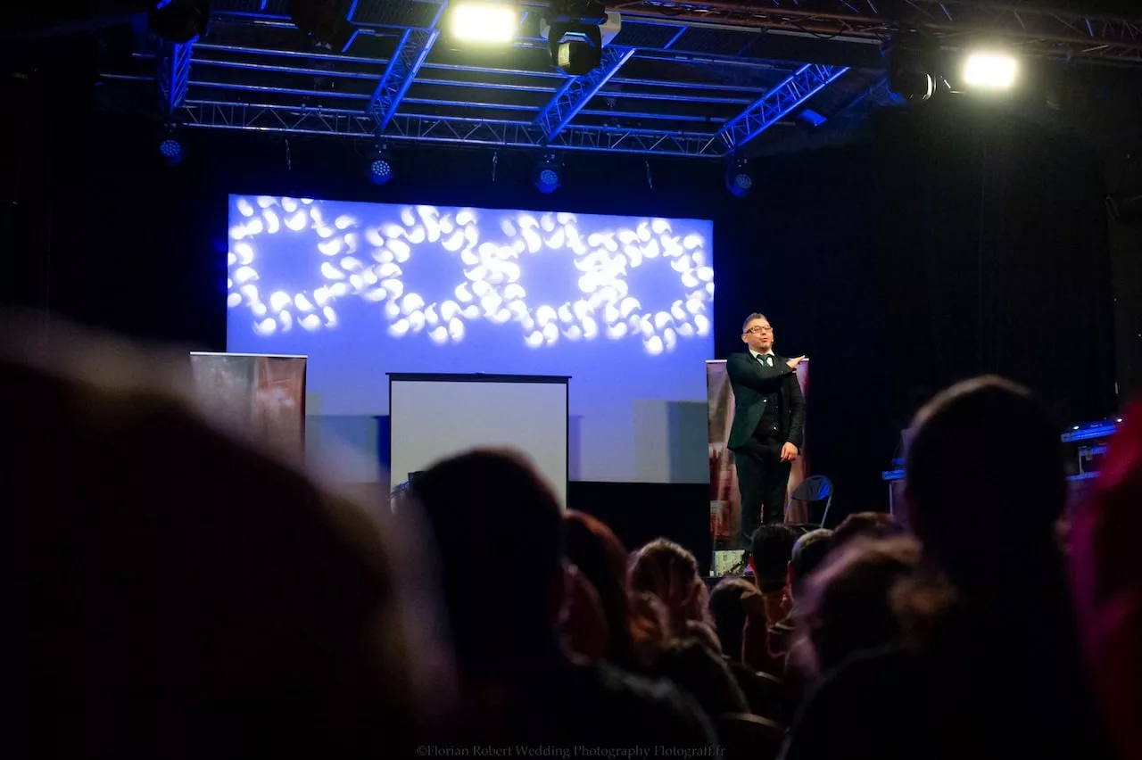 Animateur événementiel dirigeant une conférence professionnelle en France