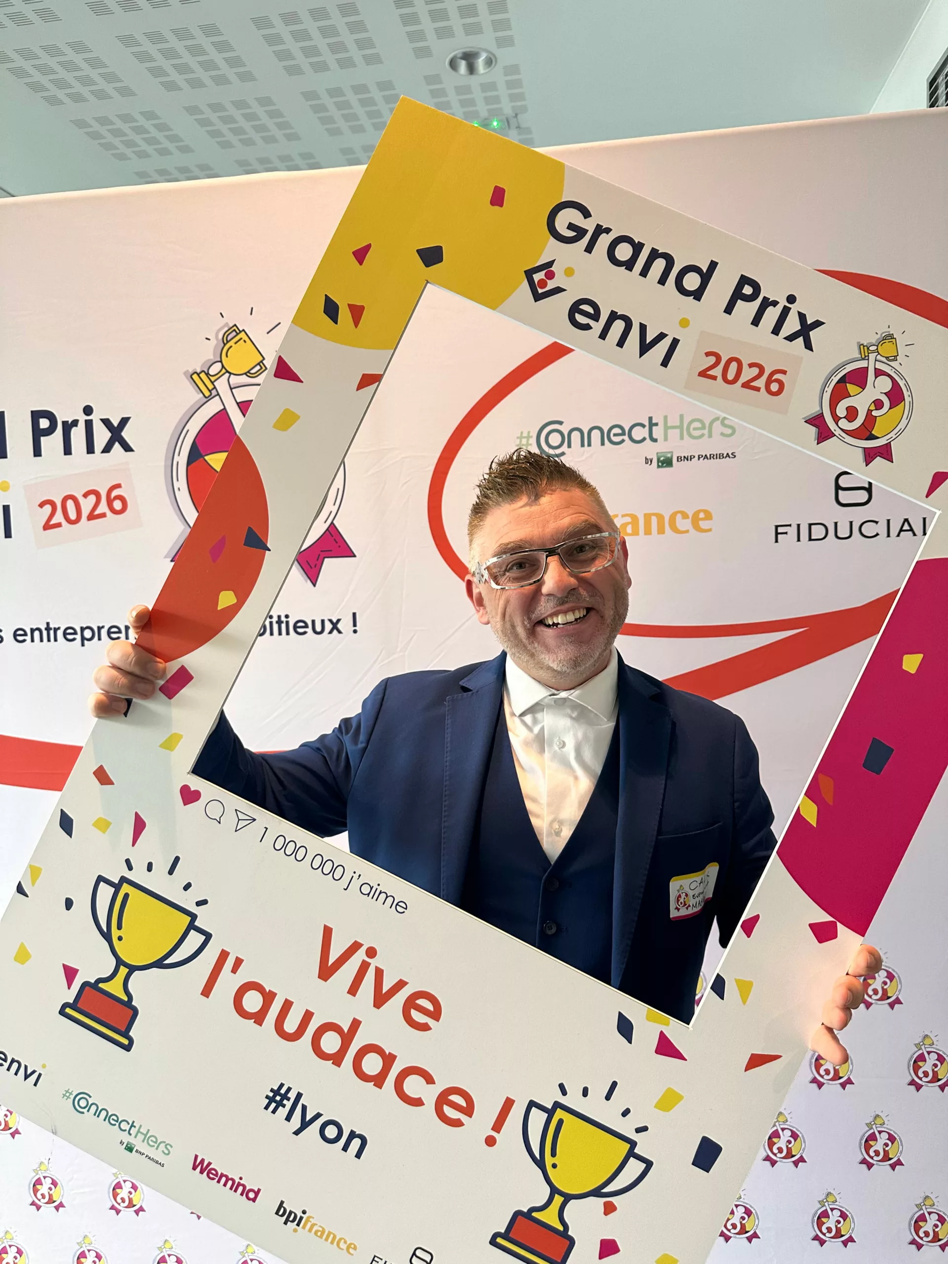 Trophée du Grand Prix ENVI remporté par le maître de cérémonie Calix.