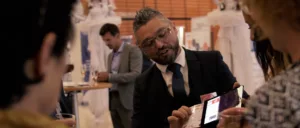 Tour de magie digitale personnalisé sur iPad par le magicien Calix à Lyon